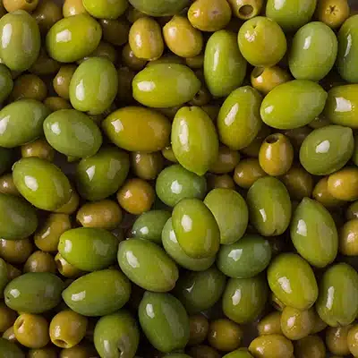 Dettaglio di olive verdi per pizza e pane