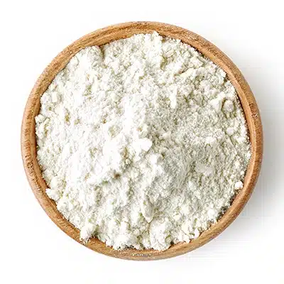 Farina bianca in una ciotola di legno