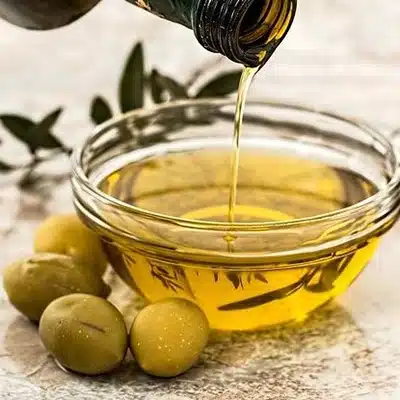 Olio che cola in una ciotola