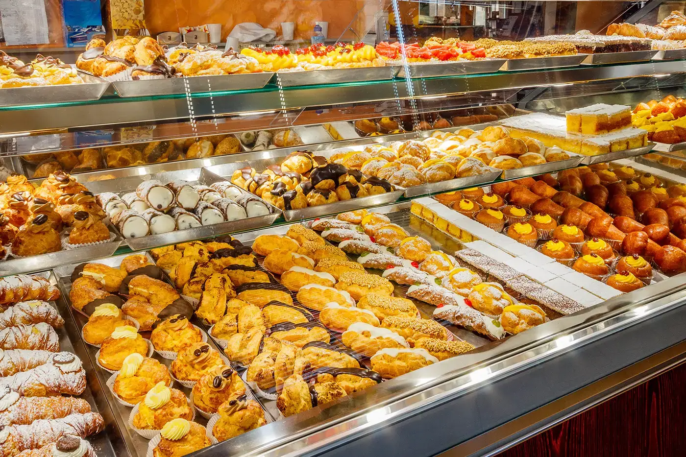 Pasticceria di Ferrara con babà e bignè