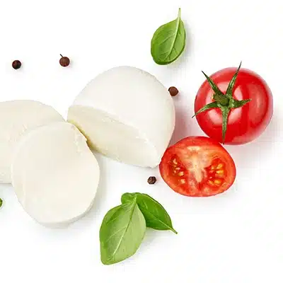 Pomodoro e mozzarella per pizze in una gastronomia a Ferrara