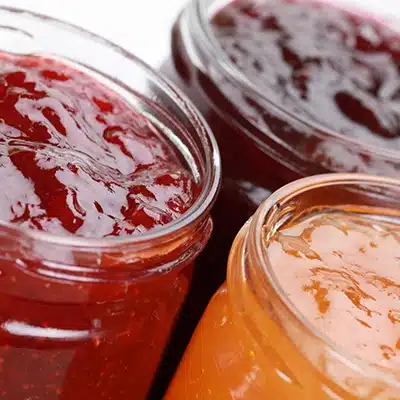 Primo piano di confetture usate in pasticceria a Bologna