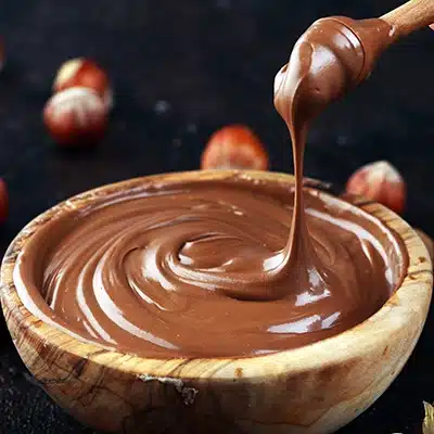 Crema nocciolata in un contenitore di legno